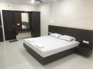 מיטה או מיטות בחדר ב-SRI KRISHNA RESIDENCY