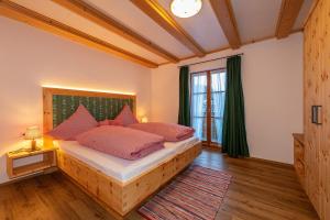 En eller flere senge i et værelse på Ferienhaus STOARÖSERL