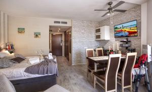 ブワディスワボボにあるApartament Dorotkaのベッドとダイニングルームのある部屋