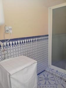 a bathroom with a blue and white tiled wall at SDB Alojamientos in Puerto de Mazarrón