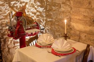 Una mesa con dos sombreros y una vela. en Locanda Zita, en Sestola