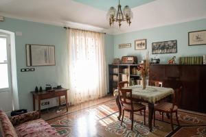 a living room with a table and chairs at B&B Da Beppe in Neirone