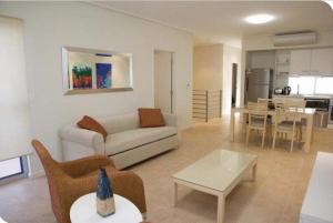 un soggiorno con divano e tavolo di Broadwater Mariner Resort a Geraldton