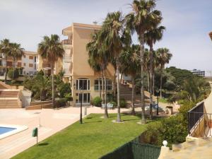 a resort with palm trees and a swimming pool at SDB Alojamientos in Puerto de Mazarrón