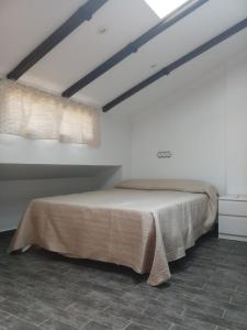 1 dormitorio con cama y ventana en SDB Alojamientos, en Puerto de Mazarrón