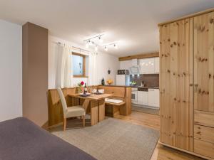 1 dormitorio con cocina con mesa y escritorio en Appartement Baumgartner, en Westendorf