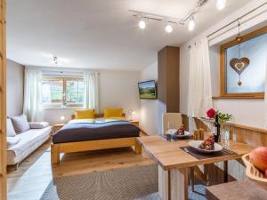 ヴェステンドルフにあるAppartement Baumgartnerのベッドルーム1室(ベッド1台付)、リビングルームが備わります。