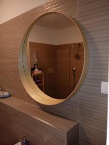 un bagno con specchio rotondo su una parete di SEAVIEW ROGOZNICA a Rogoznica (Rogosnizza)