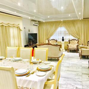 River Valley Guest House في Butterworth: غرفة طعام مع طاولة بيضاء وكراسي