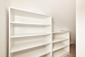 Knihovna v apartmánu
