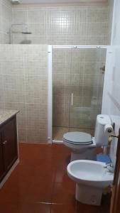 エル・ボスケにあるApartamento Maria Encarnacionのバスルーム(トイレ、シャワー、シンク付)