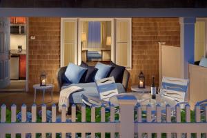 een woonkamer met een bank en een tafel en stoelen bij Ocean Mist Hotel in Yarmouth