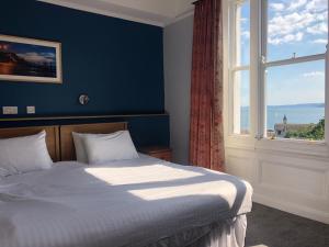 Кровать или кровати в номере Manor Hotel