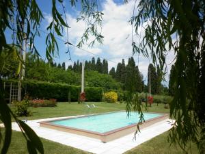 una piscina en un jardín con árboles en Villa Jolanda, en San Lorenzo in Campo