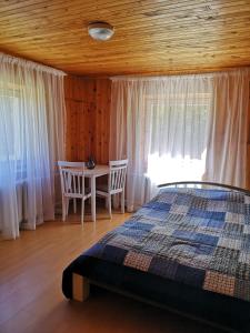 Giường trong phòng chung tại Kryzbarkas