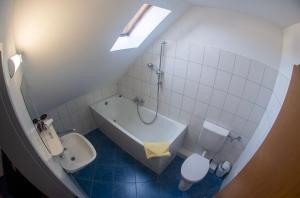 Koupelna v ubytování Hotel Klosterturm + 37 fotografií