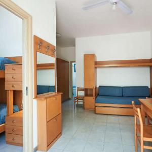 1 dormitorio con litera y 1 dormitorio con escritorio en Trilo 6, en Lido Marini