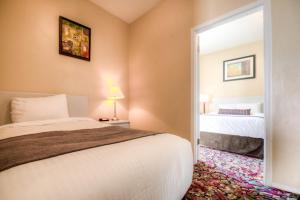 Creston Hotel & Suites