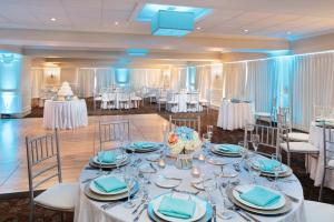 - une salle de banquet avec des tables et des chaises blanches dans l'établissement Nantasket Beach Resort, à Hull