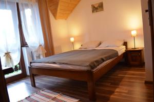 - une chambre avec un lit, deux lampes et une fenêtre dans l'établissement Pokoje u Danusi, à Szczawnica