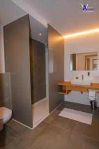 Kylpyhuone majoituspaikassa Gästehaus Weitblick