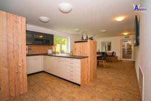 eine Küche mit weißen Schränken und einer Arbeitsplatte in der Unterkunft Gästehaus Weitblick in Sankt Leonhard bei Freistadt