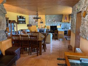 a kitchen and dining room with a table and chairs at Casa de Mos in Aboim