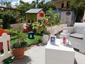 a miniature garden with a toy house and a bench at La Gramigna Villette in Briatico
