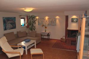 uma sala de estar com um sofá e uma mesa em Ostseeurlaub-Barth em Barth