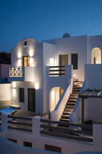 Elle offre une vue sur un bâtiment avec des escaliers et une piscine. dans l'établissement Amphitrite Suites Santorini, à Vóthon