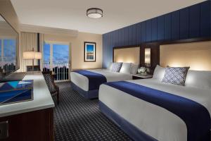 Postel nebo postele na pokoji v ubytování Hyannis Harbor Hotel + 24 fotografií