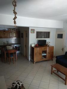 - un salon avec un canapé bleu et une table dans l'établissement Villa Paporaki 22495, à Pinakokhórion