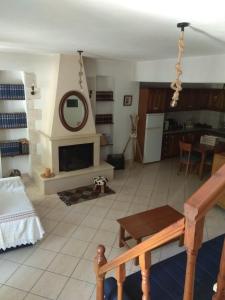 uma sala de estar com uma lareira e uma mesa em Villa Paporaki 22495 em Pinakokhórion