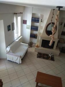 - un salon avec un lit et une cheminée dans l'établissement Villa Paporaki 22495, à Pinakokhórion
