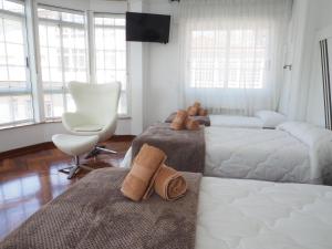 uma sala de estar com duas camas e um sofá em PR Una Estrella Dorada em O Pedrouzo