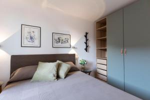 a bedroom with a bed and a closet at L' Attico GIALLO ORO di Giulia in Manarola