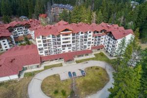 una vista aérea de un gran edificio con techos rojos en Borovets Holiday Homes, en Borovets
