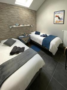 duas camas num quarto de hotel com duas camas sidx sidx em Gîte Côté Grange em Philippeville