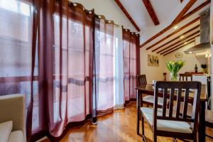 Posedenie v ubytovaní Beach Lapad Apartment Villa Tolja