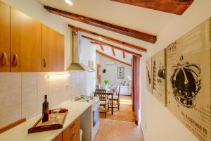 Kuchyňa alebo kuchynka v ubytovaní Beach Lapad Apartment Villa Tolja + 37 fotografií