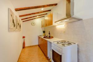 Kuchyňa alebo kuchynka v ubytovaní Beach Lapad Apartment Villa Tolja