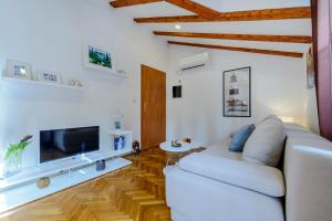 Televízia a/alebo spoločenská miestnosť v ubytovaní Beach Lapad Apartment Villa Tolja
