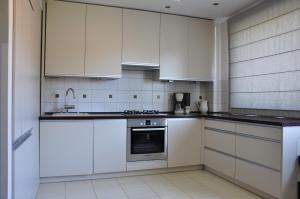 Kuchyňa alebo kuchynka v ubytovaní LaRoom Apartament