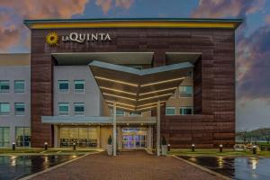 a building with a sign on the front of it at La Quinta Inn & Suites by Wyndham Miramar Beach-Destin in Destin