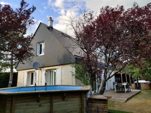 a house with a swimming pool in front of it at LV Holidays 2 in Savigny-en-véron