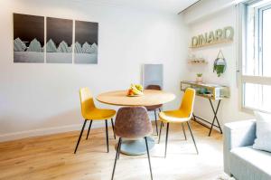 - une salle à manger avec une table et des chaises dans l'établissement Dinard, Homard and Fox, Hypercentre et très tendance..., à Dinard