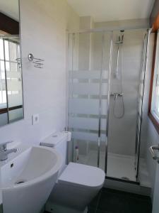 un bagno con lavandino, WC e doccia di PR Una Estrella Dorada a O Pedrouzo