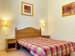 um quarto com uma cama e duas mesas de cabeceira em Appartement 107 Résidence du Grand Hotel Aulus-les-Bains em Aulus-les-Bains