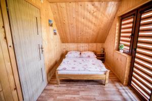 Postel nebo postele na pokoji v ubytování Chaty na Cholewicy Domki Całoroczne