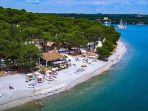 an aerial view of a beach with a group of people at Three-Bedroom Apartment Meden in Pomer